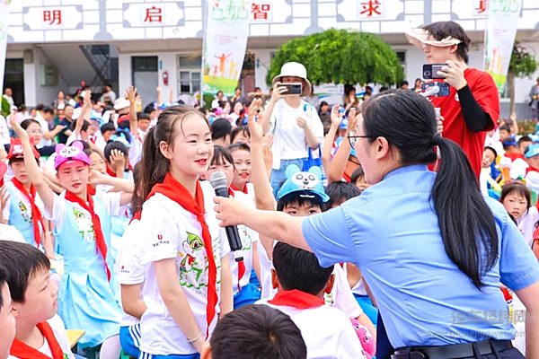 江汽集团“牵手·瑞风行动”公益活动走进岳西县古坊乡