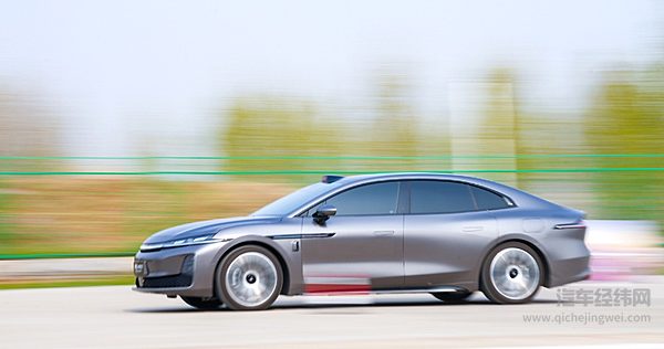 增程式中大型轿车二选一 阿维塔12与昊铂A800谁更强？