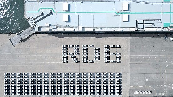 “中国智造”出海进行时 吉利雷达首批纯电皮卡扬帆启航