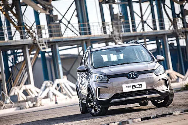 不怕“火”的新能源 北汽EC5续航400公里9.99万起售！