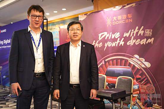 大乘汽车集团有限公司董事长吴潇（左一）受邀参加FISITA World Mobility Summit，与世界汽车工程师学会联合会(FISITA)主席、清华大学汽车产业与技术战略研究院院长赵福全（右一）合影