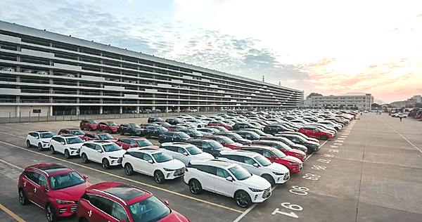 特斯拉重回4S店模式？ “蔚小理”们跟还是不跟？