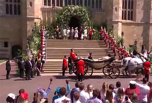 哈里王子大婚，英女王将劳斯莱斯让给孙媳！自己坐宾利