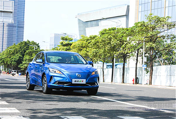快充半小时、续航405km 长安逸动ET圈粉科技迷！