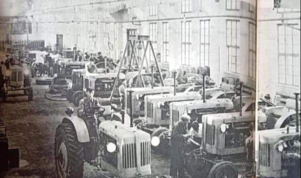 1960年，长春拖拉机厂职工安装拖拉机