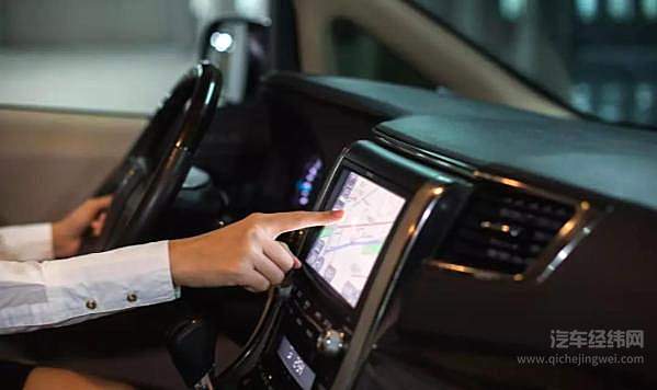 汽车中控屏进化史：从边缘走向核心