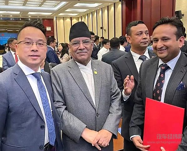 尼尔总理普拉昌达与哪吒汽车副总裁周江、尼泊尔CG集团负责人Nirvana Chaudhary合影