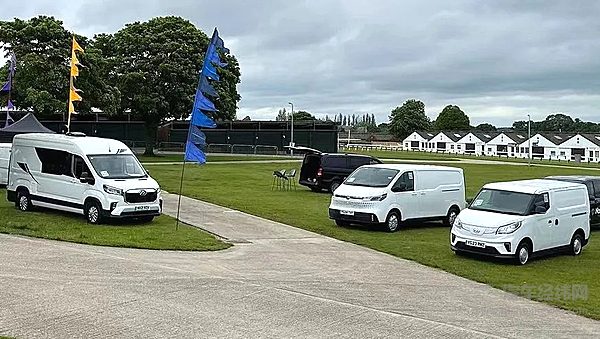 进博会官方服务车队交付 上汽大通MAXUS近百台新途V90、大家9超混正式“入列”