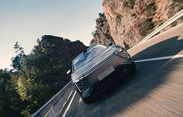 高合 HiPhi Y 正式上市 售价 33.9 万元 -44.9 万元 全系标配展翼门及全