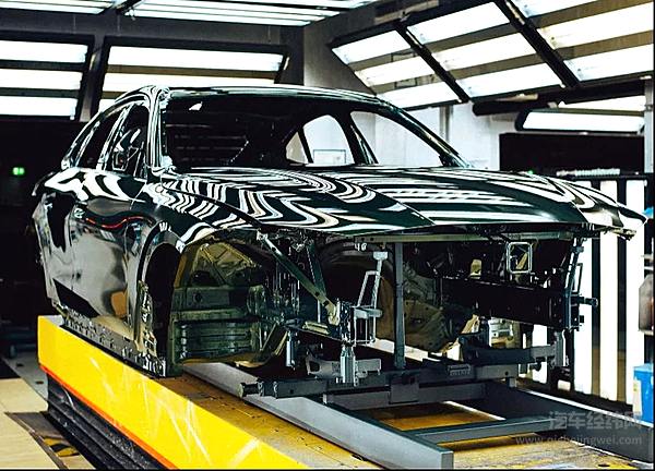 而这是宝马i4电动车，虽然有所遮挡，但还是能看到类似结构