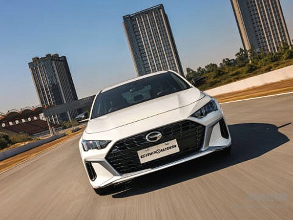 国产运动型轿车二选一 长安UNI-V和传祺影豹谁更有吸引力