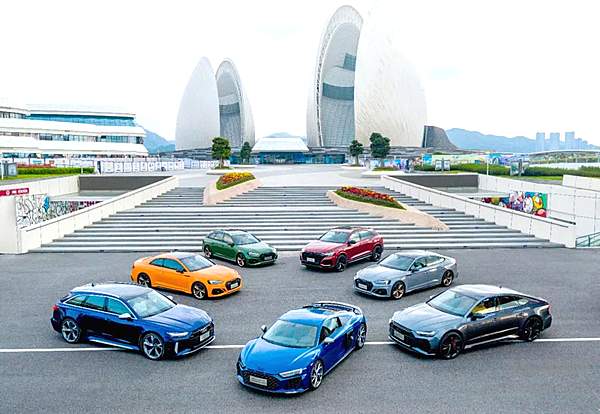 奥迪高性能“王炸天团”首次全系集结 品牌焕新“燃擎加速”