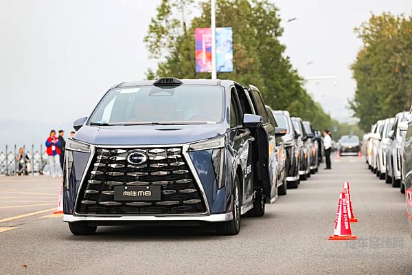 载着华语电影圈到场！传祺向往M8领衔 护航电影频道M榜荣誉之夜