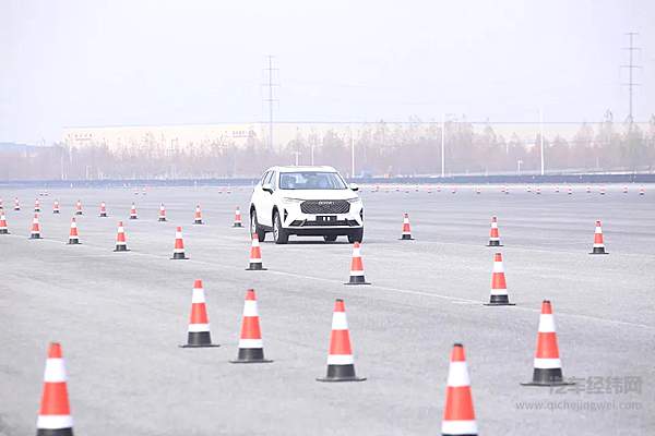 柠檬混动DHT混动车在低速路况行驶