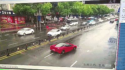 下雨天别开超跑是真有其事，还是这届驾驶员技术不行？