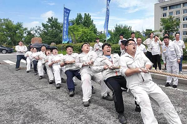 一根繩一條心一股勁解放青汽全員聚力建新功拔河比賽火熱開幕