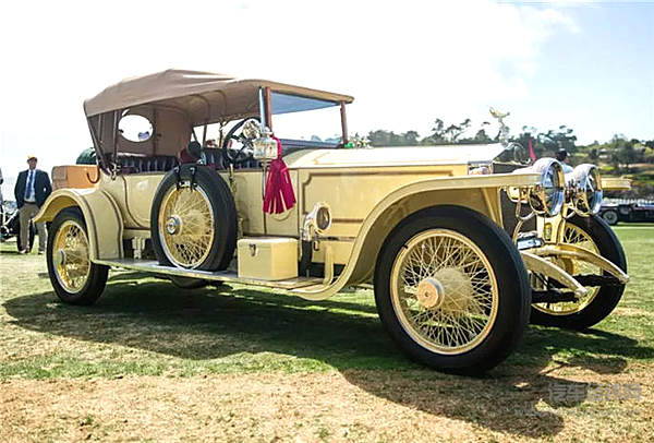 比亚迪唐EV抢镜圆石滩车展！