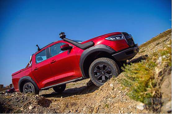 专为越野爱好者打造 长城炮越野皮卡硬核配置挑战改装！