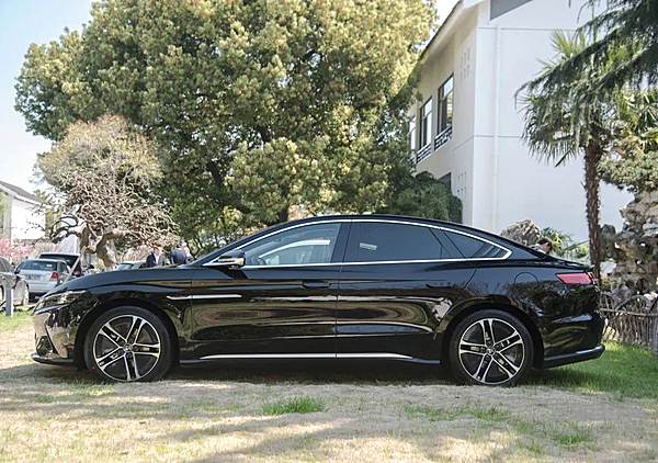 同样是30万元以下 选特斯拉还是比亚迪？