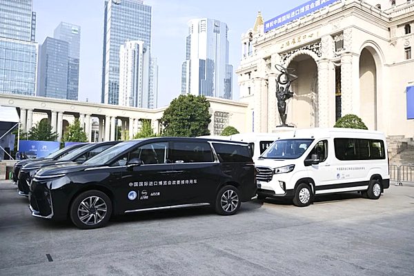 进博会官方服务车队交付 上汽大通MAXUS近百台新途V90、大家9超混正式“入列”