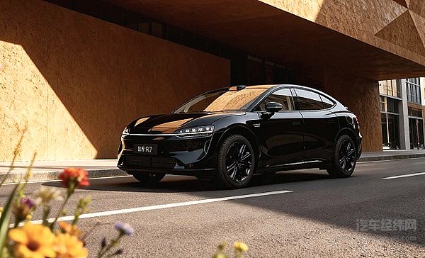 智己LS6对决智界R7 上汽&华为你选谁？