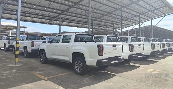 首批24台江铃大道皮卡出口巴林发车