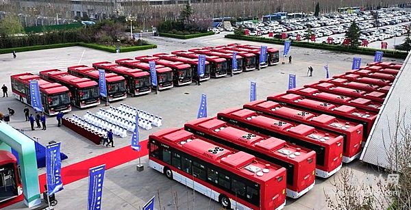 山東重工旗下中通客車(chē)出口智利的895輛純電動(dòng)客車(chē)訂單的首批車(chē)輛，在山東聊城隆重發(fā)車(chē)。