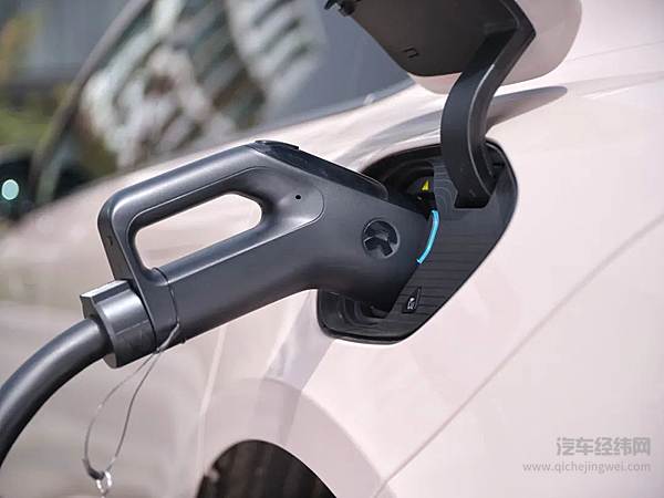 蔚来纯电车 即使面对暴雨 依然从容不迫