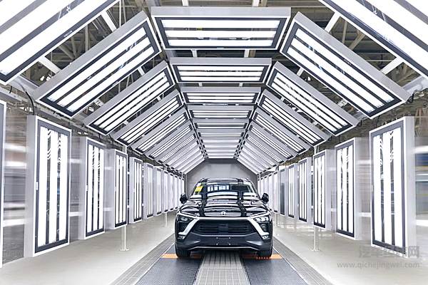 蔚来纯电车 即使面对暴雨 依然从容不迫