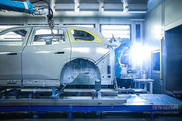 蔚来纯电车 即使面对暴雨 依然从容不迫