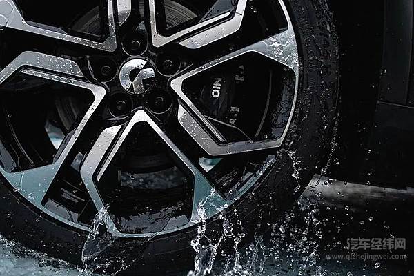蔚来纯电车 即使面对暴雨 依然从容不迫