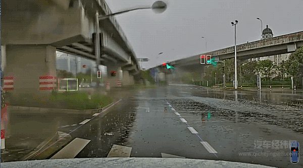 ADS测试车在路口准确识别到了8个红绿灯