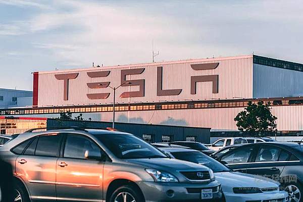 顺风顺水的特斯拉 自动驾驶为何显尴尬？