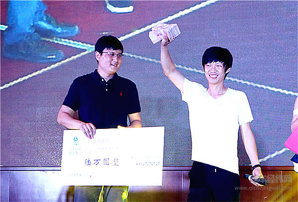 百万英雄俱乐部又添新成员！豪沃T7H危化品牵引车三年轻松破百万纪录