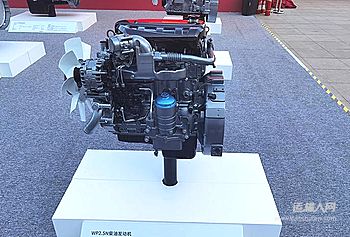 清晨，哈爾濱的街道還未完全蘇醒，鄒師傅已經(jīng)坐在駕駛室里，點(diǎn)火、掛擋，車(chē)輛匯入即將擁擠起來(lái)的城鄉(xiāng)道路中。對(duì)于他而言，快遞運(yùn)輸拼的是速度、可靠，而濰柴WP2.5N輕卡，正是他風(fēng)雨兼程中最靠譜的伙伴。