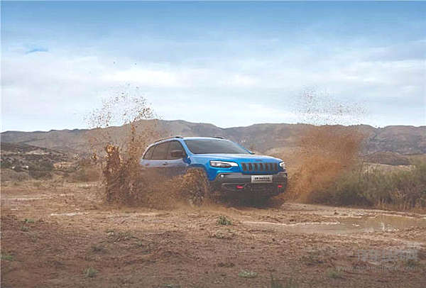 带火了分体式大灯后 全新Jeep自由光却不玩了！