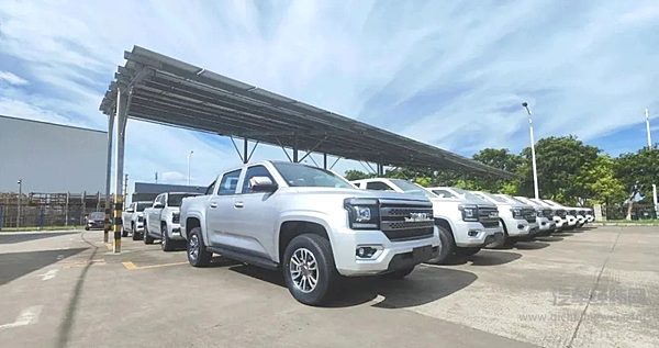 首批24台江铃大道皮卡出口巴林发车