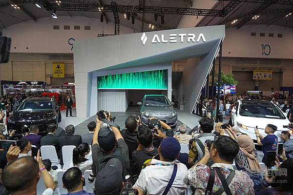 睿蓝汽车强势登陆东南亚市场 首款全球车睿蓝8在印尼首发亮相