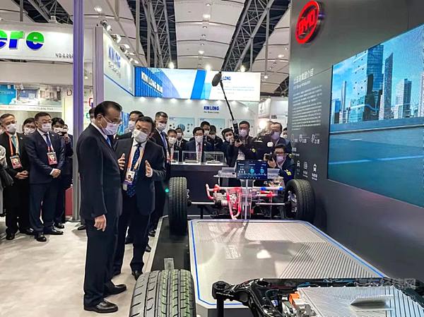 总理听取王传福介绍e平台3.0技术