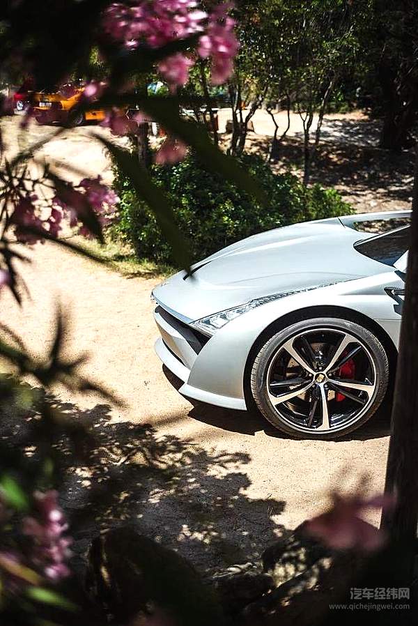 意大利远边海滩的汽车文化生活