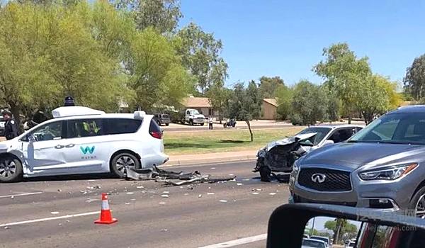 Waymo自动驾驶汽车被其他社会车辆追尾事故