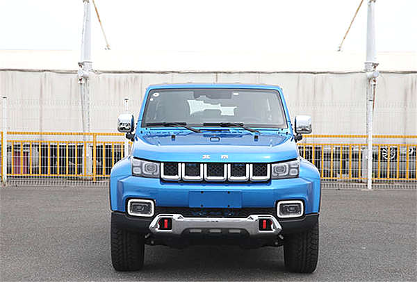 贴上专属标签的北京BJ40 Plus环塔冠军版让“儿子娃娃”们见识一下！