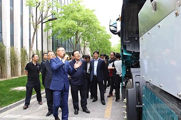 陈雪松向万钢主席介绍