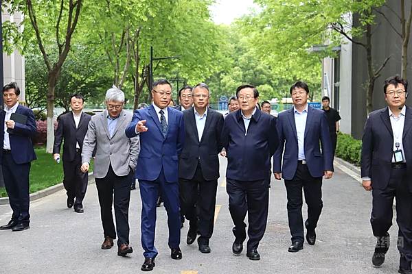 中国科协主席万钢一行莅临未势能源考察调研