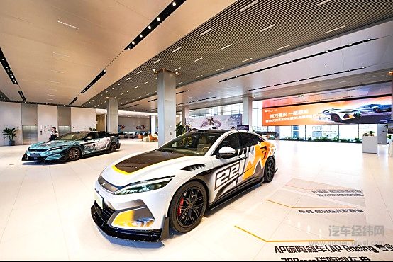 比亚迪汉L赛道体验日：百万车主交付，开启新能源超跑新纪元