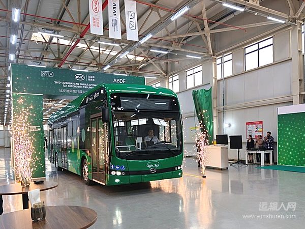 當(dāng)?shù)毓S首批大巴交付現(xiàn)場