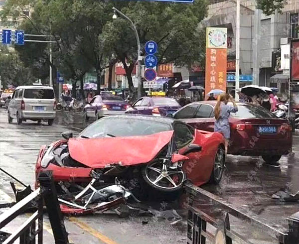 下雨天别开超跑是真有其事，还是这届驾驶员技术不行？