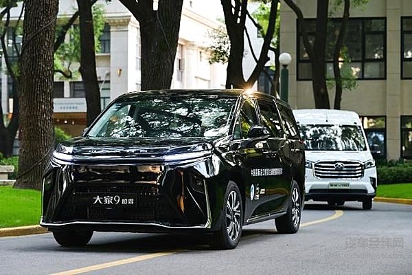 上汽大通“智慧旗舰轻客”新途V90、“超预期豪华混动MPV”大家9超混成为第八届进博会政要接待用车