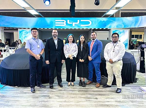 独立参议员Juan Diego Vazquez与比亚迪巴拿马团队