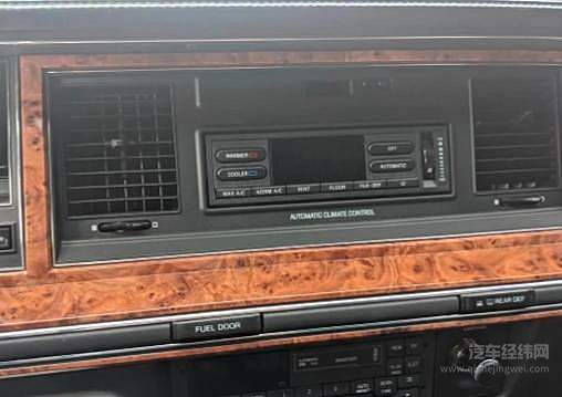 1993年款林肯城市 跑了1500多公里后数十年未动迎来新主人